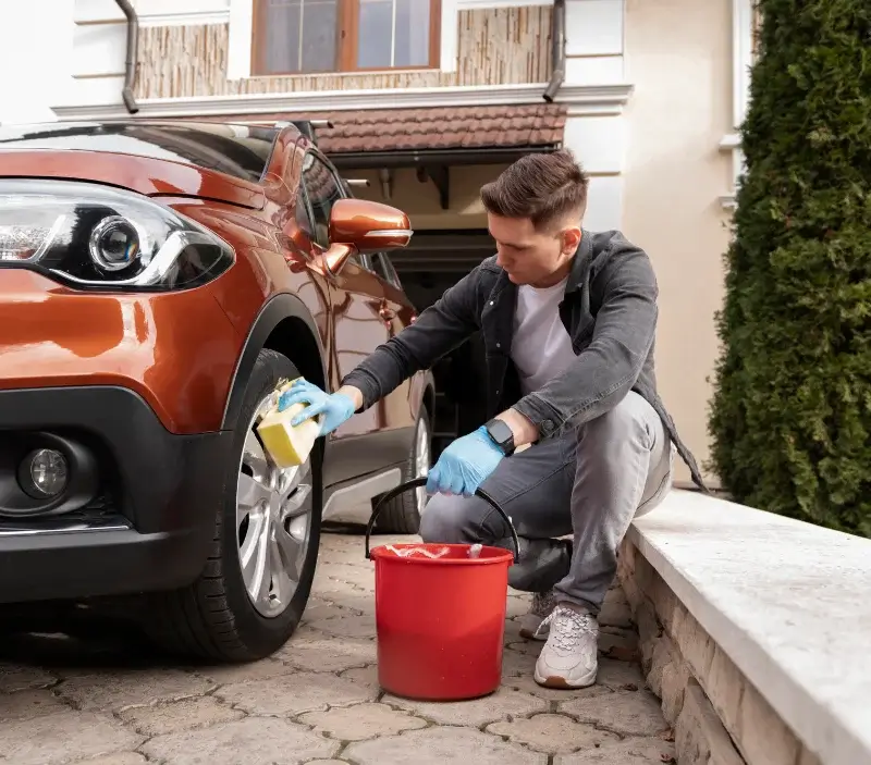 Lavage auto à domicile Saint-Quentin-la-Motte-Croix-au-Bailly : professionnel intervenant sur un véhicule